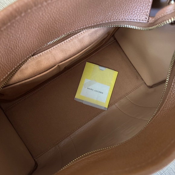 Marc Jacobs Medium Tote Bag with Structured Design and Embossed Text - Picture 10 of 12